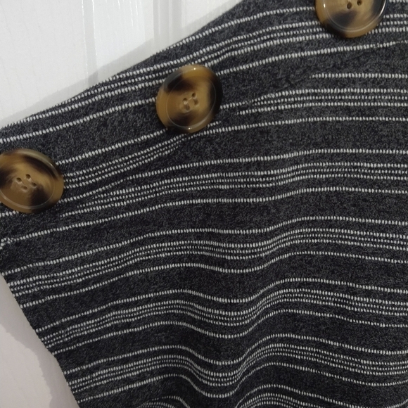 $ LOVE Scarlet short sleeves shirt . Buttons on shoulders. Size M - Picture 2 of 5